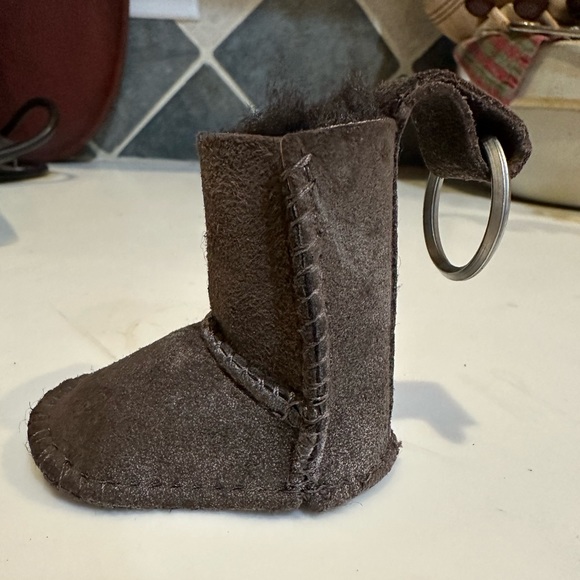 VTG NEW UGG KEYCHAIN WITH ORIGINAL SEALED CHAPSTICK BROWN SHEARLING LAMB SKIN 3” - Picture 11 of 14